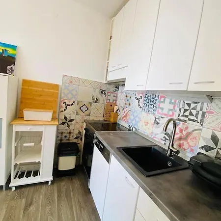 Lilly Apartment Split